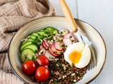 Salade de lentilles aux légumes croquants et oeuf mollet