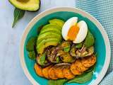 Salade de patate douce, aubergine rôties et œuf mollet