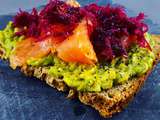 Tartine avocat-truite et betterave crue