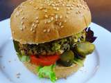 Veggie burger au falafel de haricot blanc-sésame noir et à l’avocat