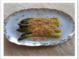 Asperges tiedes et crumble de parmesan