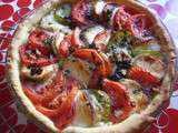 Tarte aux tomates, fromage de chèvre et herbes