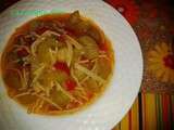 Soupe d'été de petits spaghetti et courgette longue