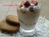 Verrine de mascarpone, chocolat blanc et noir, fraises et biscuits aux amandes