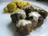 Boulette de boeuf à l'oriental avec sa sauce blanche et sa semoule