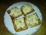 Toasts aux oeufs brouillés et lardons