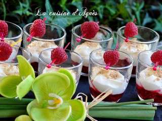 Verrines de mousse au chocolat blanc et framboises au confit de pétales de rose