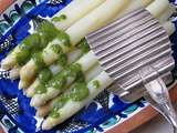 Asperges blanches, vinaigrette à l'ail des ours