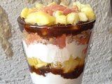 Pruneaux au thé, fruits frais, granola et fromage blanc