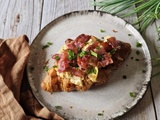 Croissant à l’oeuf brouillé et bacon