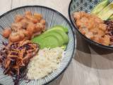 Poke bowl au saumon, coleslaw, riz et avocat