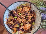Salade de riz croustillante au chou rouge et crevettes