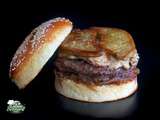 Hamburger au foie gras, crème de cèpes et oignons caramélisés