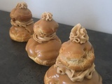 Religieuse au café