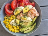 Salade composée à l'avocat, oeufs durs et crevettes