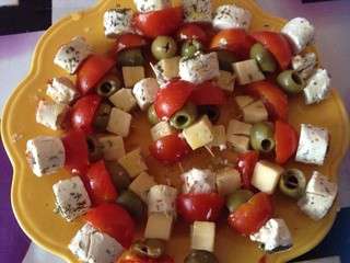 Mini brochettes  tomates cerises et fromages de chèvre aux herbes