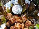 Boulettes d’agneau aux herbes, sauce à la feta et fromage blanc