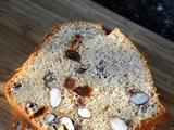 Cake à l'amande, fruits à coque & raisins secs