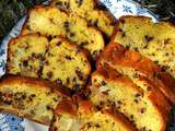 Gâteau yaourt à la poire, pépites de chocolat et zeste de citron vert