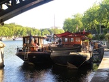 Paris, le long de la Seine et du Canal Saint-Martin et vieilles voitures à la Gare de l'Est