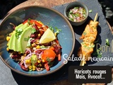 Salade mexicaine aux haricots rouges, maïs, avocat et brochettes de poulet
