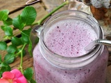 Smoothie à la myrtille, banane, lait d'avoine et graines de Chia