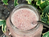 Smoothie aux brugnons, myrtilles, concombre & lait d'amande