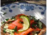 Tartines de truites fumées, avocat et tomates séchées