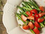 Asperges vertes froides aux fraises, graines de courge et balsamique