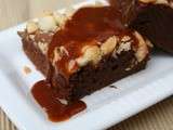 Brownies au chocolat noir et noix de macadamia avec topping de caramel au beurre salé