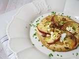 Tartelettes fines à la nectarine, fromage de chèvre, miel, pistaches et ciboulette