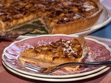 Tarte aux pommes, crème à la cannelle et amandes caramélisées