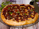 Tarte rustique aux questches, crème d’amandes, verveine