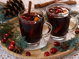 Vin chaud aux canneberges et aux épices de Noël