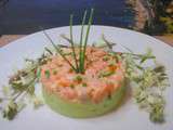 Tartare de saumon frais sur sont lit d'avocat