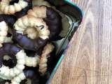 Biscuits au amandes et au chocolat à la presse à biscuits