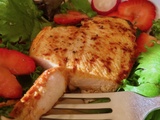 Escalopes de poulet grillées sur salade de fraises