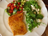 Filet de truite poêlé, salsa de fraises à l’avocat