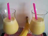 Smoothie bananes, lait d'amande à la vanille et jus d'orange