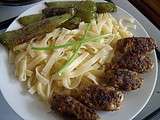 Assiette du soir ou boulettes de viandes et poivrons grilles