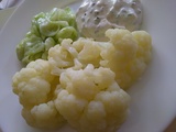 Petite assiette légère avec chou-fleur et concombre, telle quelle ou avec une grillade