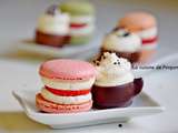 Macaron et mini tasse au chocolat garnis de chantilly à l'acérola et combava