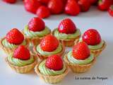 Mini tartelette garnie de crème d'avocat surmonté d'une fraise