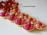 Mini tartelettes garnies de chantilly et confiture de framboises