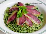 Spaghetti de pâte et courgette au pesto et spiruline