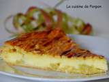 Tarte savoureuse à la rhubarbe parfumée à la vanille