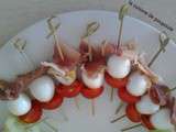 Brochettes oeufs de caille, jambon de parme et tomate cerise