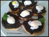 Tartine de tapenade noir et œuf de caille poché