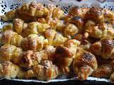 Mini croissants feuilletes au saumon et philadelphia ail et fines herbes