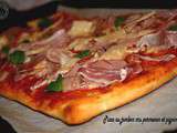 Pizza au jambon cru parmesan et pignons de pin